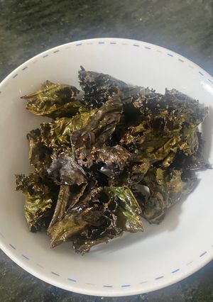Una foto de Chips de kale en freidora de aire