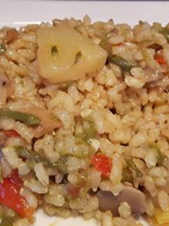 Una foto de Arroz integral con verduras y piña