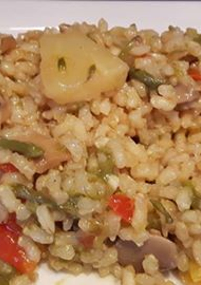 Una foto de Arroz integral con verduras y piña