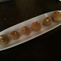 A picture of coconut and besan laddoo.