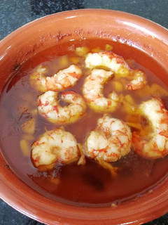 Una foto de Gambas al ajillo picantes