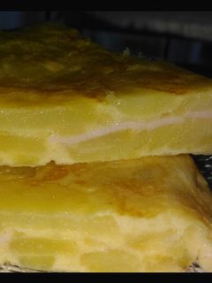 Una foto de Tortilla de patatas rellena de jamón y queso