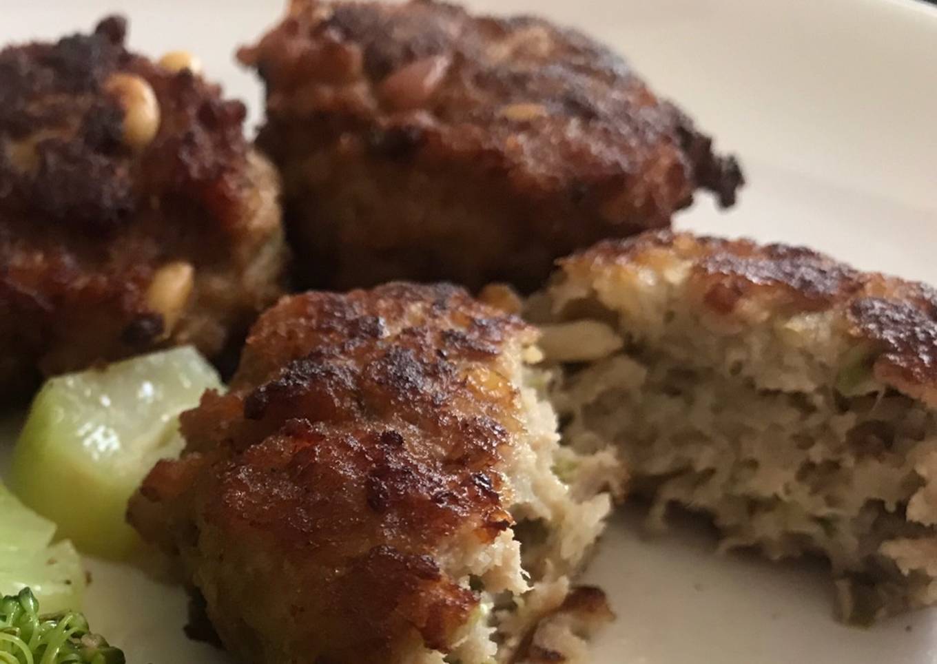 Albóndigas de carne de ternera rellenas de queso, (para comer con los dedos)