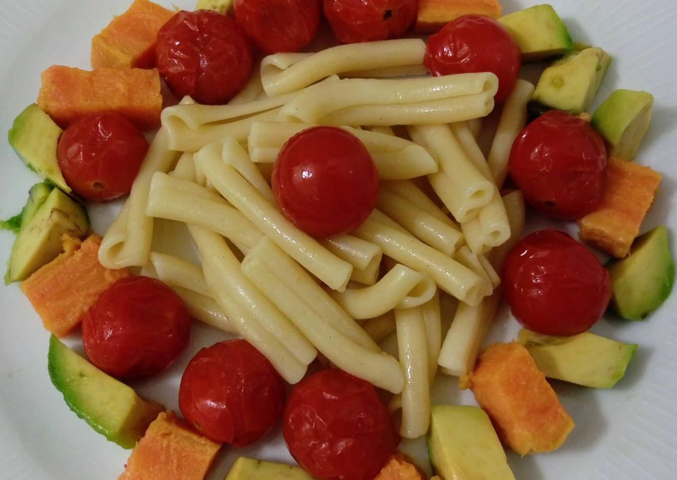 Ensalada templada de pasta casarecce con aguacate, boniato y tomates cherrys