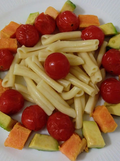 Una foto de Ensalada templada de pasta casarecce con aguacate, boniato y tomates cherrys