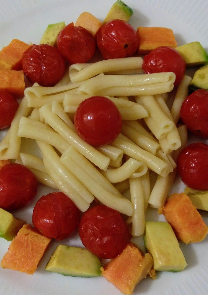 Una foto de Ensalada templada de pasta casarecce con aguacate, boniato y tomates cherrys
