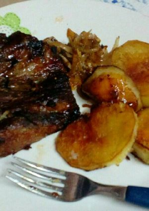 Una foto de Carne al horno con papas y cebolla