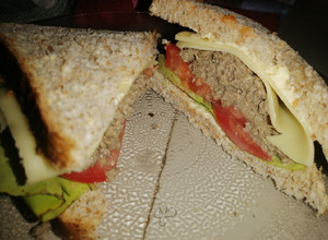 Una foto de Sándwich de atún