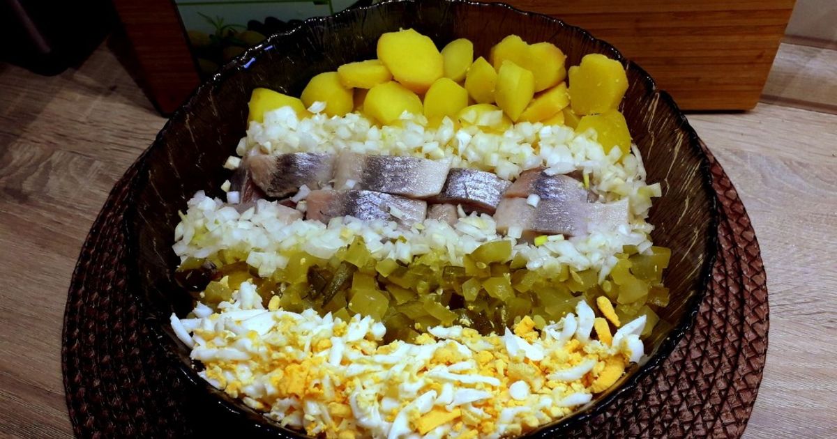 Przepis na "Sałatka śledziowa Z Ziemniakami, Jajkiem I Ogórkiem