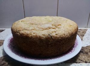 Una foto de Torta Matera de limón y ciruelas confitadas