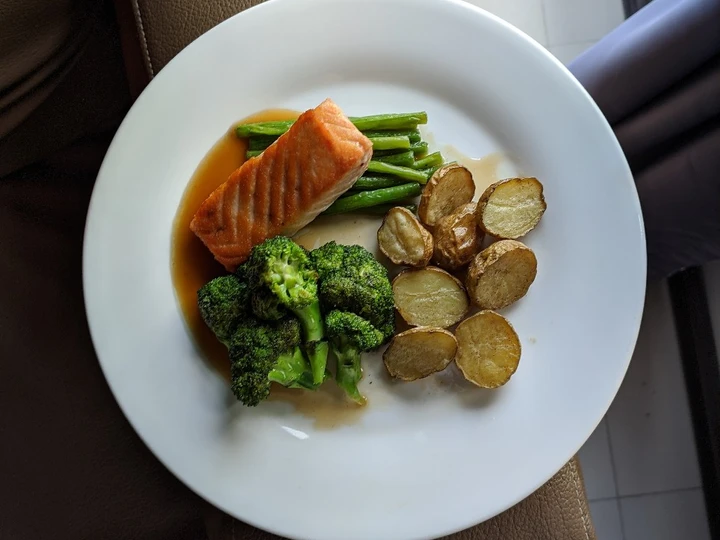 Recipe Pan Fried Salmon with Vegetables and Roasted Potatoes the So Delicious You can take Joss in your mouth