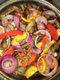 Fajitas de lomo de res frito con cebolla y chile dulce