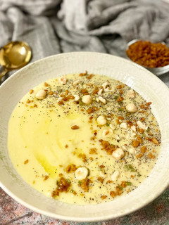 Una foto de Crema de calabacín y avellanas con guisante texturizado al curry