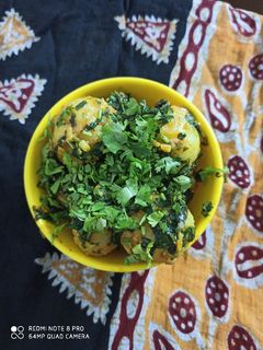 લીલા લસણ-બટાકીની સબ્જી(Lila lasan-batakani sabji recipe in Gujarati) રેસીપી મુખ્ય ફોટો