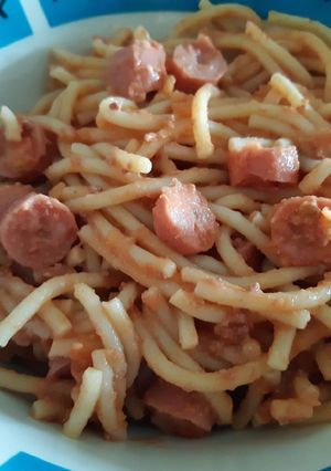 Una foto de Espagueti con paté y salchichas