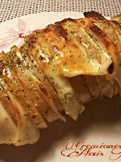 Una foto de Patata asada al horno, rellena de queso tostado