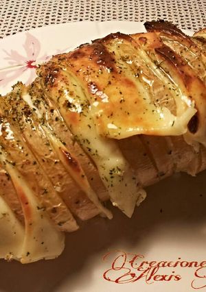 Una foto de Patata asada al horno, rellena de queso tostado