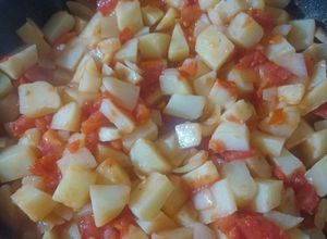 Una foto de Papas con jitomate y cebolla (guiso) económico 🇲🇽🍅🧅