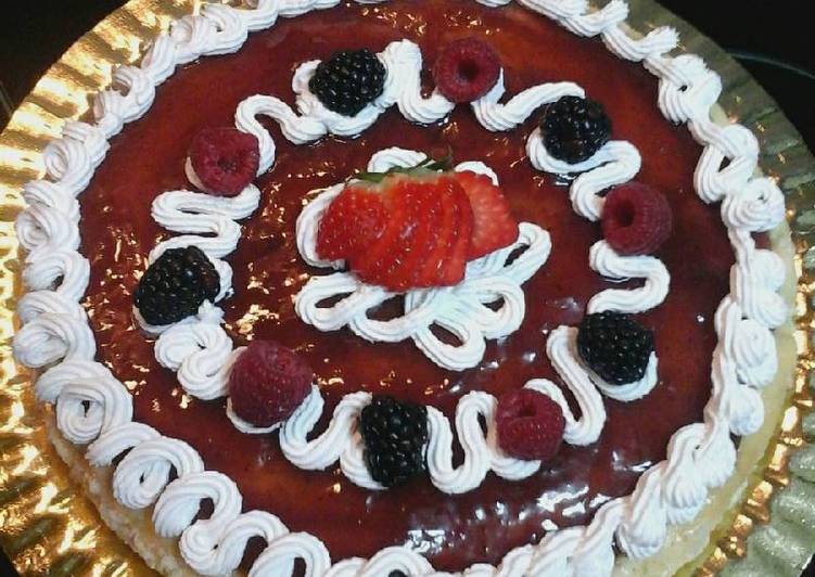 Tarta de queso con mermelada de fresa en horno