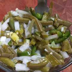 Una foto de Nopales con rajas en vinagre