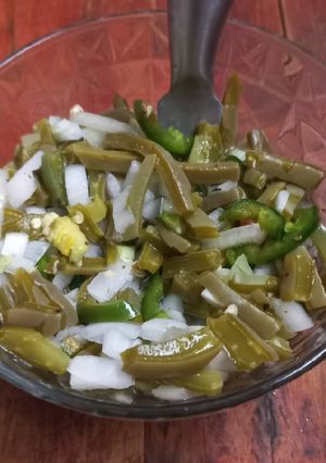 Una foto de Nopales con rajas en vinagre