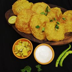 A picture of Masala puri.