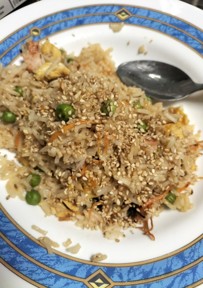 Una foto de Arroz tres delicias con semillas de sésamo