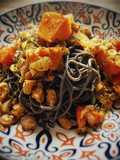 Spaghetti nero di seppia con salsa picante de calabaza y soja texturizada
