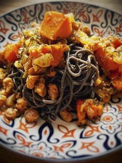 Una foto de Spaghetti nero di seppia con salsa picante de calabaza y soja texturizada