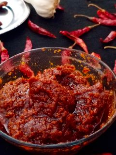 मारवाडी लहसुन - लाल मिर्च की चटनी(Garlic-Red Mirch Ki Chutney Recipe In Hindi) रेसिपी मुख्य फोटो