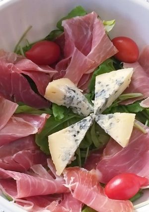 Una foto de Ensalada de Rúcula, Jamón Crudo y Queso Azul