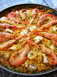 Una foto de Paella con marisco y rape a la cúrcuma