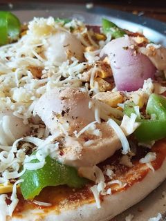 होम मेड ग्रिल पिज़्ज़ा (homemade grilled pizza recipe in Hindi) रेसिपी मुख्य फोटो