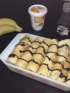 Una foto de Panqueques rellenos de banana y dulce de leche