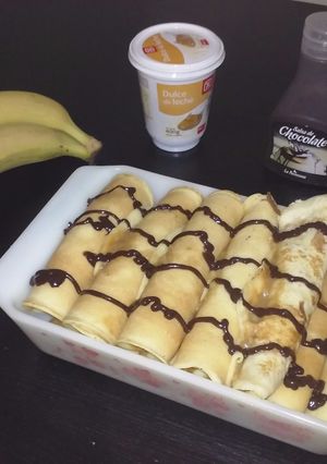 Una foto de Panqueques rellenos de banana y dulce de leche