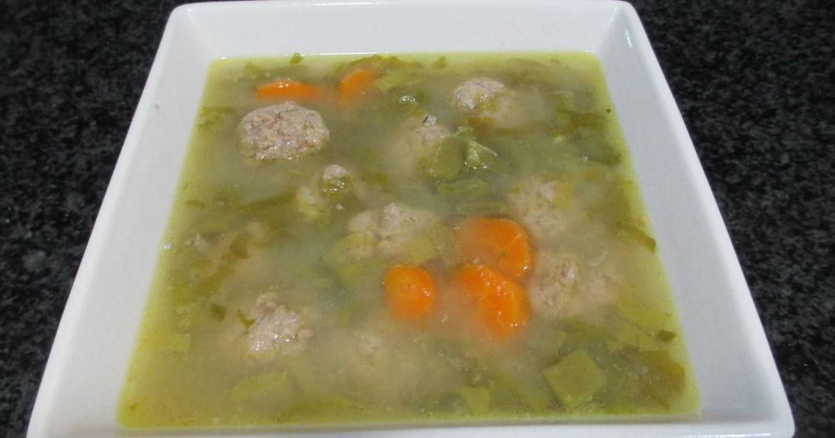 Caldo de pollo con pelotillas de carne de ternera y judías Receta de