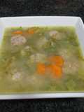 Caldo de pollo con pelotillas de carne de ternera y judías
