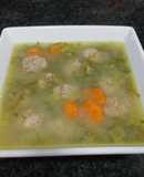 Caldo de pollo con pelotillas de carne de ternera y judías