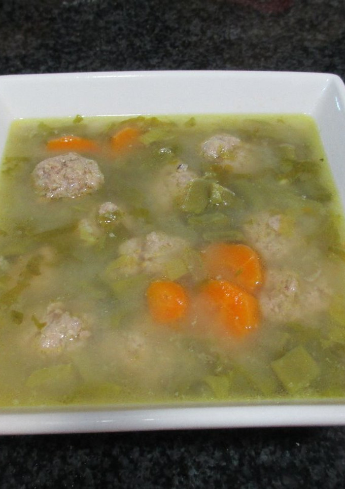Una foto de Caldo de pollo con pelotillas de carne de ternera y judías