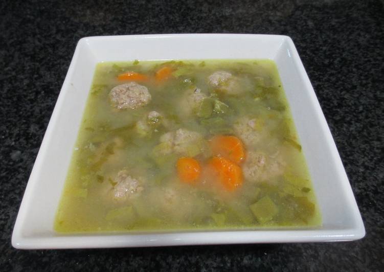Caldo de pollo con pelotillas de carne de ternera y judías