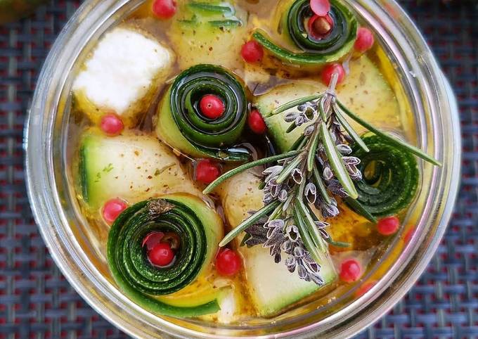 Recette Savoureux Pickles de courgettes & mozzarella