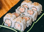 Una foto de sushi roll