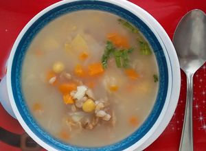 Una foto de Sopa de cebada perlada