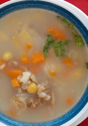 Una foto de Sopa de cebada perlada