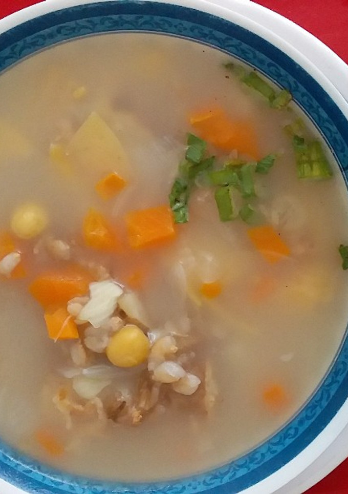 Una foto de Sopa de cebada perlada
