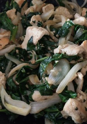 Una foto de Filete de pollo con espinacas