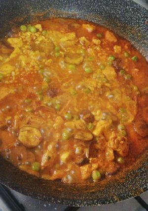 Una foto de Paella integral con pollo 🍗 y verduras 🍅🫑
