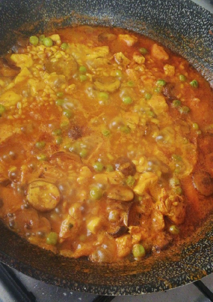 Una foto de Paella integral con pollo 🍗 y verduras 🍅🫑