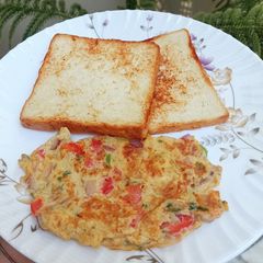A picture of Veggies Omelette 🍞🫑🥚🌶️🧅.