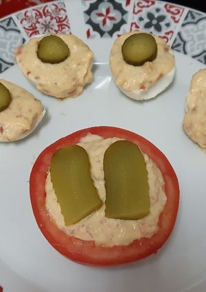 Una foto de Huevos y tomate rellenos de aprovechamiento
